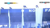 Neviđene scene na meču Novi Pazar - Partizan: Navijači s krova spustili parolu zbog koje je prekinut meč