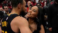 Stef Kari ušao u istoriju NBA lige, pa zbog brejka dobio poljubac pored terena