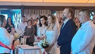 Oženio se Skaj Vikler: Treći put izgovorio sudbonosno “da” lepoj izabranici, na venčanici ozbiljan izrez