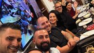 Slavlje u Brestaču, Darko okupio bližnje: Tu su Ana Sević i muž, majka Branka za istim stolom, a muzika cepa!