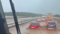 Potop epskih razmera na auto-putu kod Mihajlovca! Automobili kao čamci, probijaju se kroz vodu