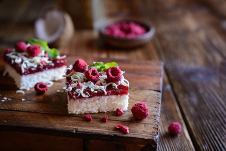 Kokos torta sa malinama Kokos torta sa malinama