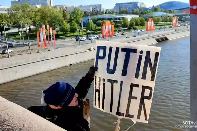 Rusija, Moskva, protest aktivista , natpis, transparent Putin - Hitler Rusija, Moskva, protest aktivista , natpis, transparent Putin - Hitler