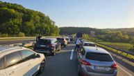 Udes na auto-putu Miloš Veliki kod Ljiga: Vozač udario u saobraćajnu signalizaciju, na licu mesta Hitna pomoć