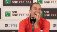 "Sabalenka, da li znaš da si lepa kao Janik Siner?" Arina dobila čudno pitanje od novinara, pa prasnula u smeh