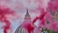 Potpuno neočekivano: Roze dim u Vatikanu, akcija aktivistkinja Katoličke crkve tokom konklave