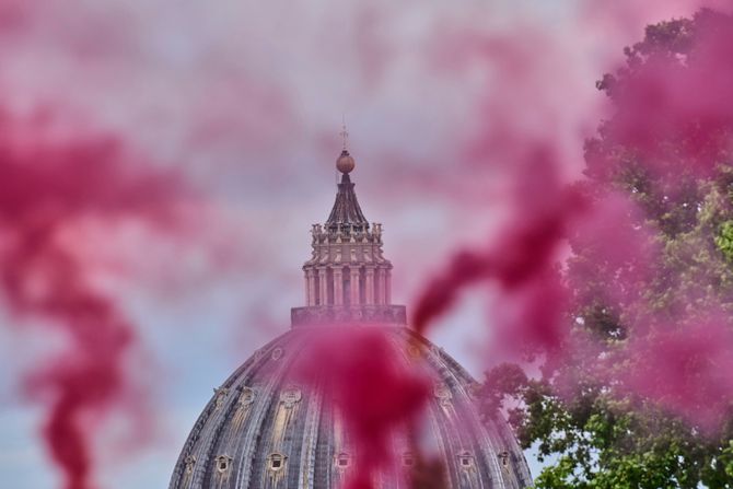 Vatikan, roze dim Vatikan, roze dim