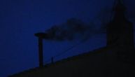 Crni dim kulja iz dimnjaka Sikstinske kapele: Kardinali na prvom glasanju nisu izabrali novog papu