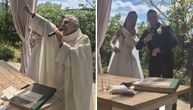 Sveštenik na venčanju napravio šou! Posle 'amin' zapevao karaoke: Mladenci u šoku, komentari samo PLJUŠTE