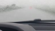 Ne vidi se prst pred okom! Jako nevreme na auto-putu Miloš Veliki, kola se jedva probijaju kroz maglu i kišu