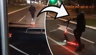 Ovo je neviđeno! Tinejdžeri na trotinetima "seku" gradski autobus u Novom Beogradu, vozač izlazi...