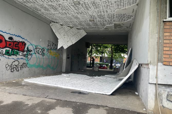 Pao plafon u prolazu, Džona Kenedija Pao plafon u prolazu, Džona Kenedija