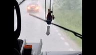 Vozi autobus, a jedva se prst pred okom vidi: Jezivi snimak sa puta u Podunavlju, napravljen dok nevreme tuče