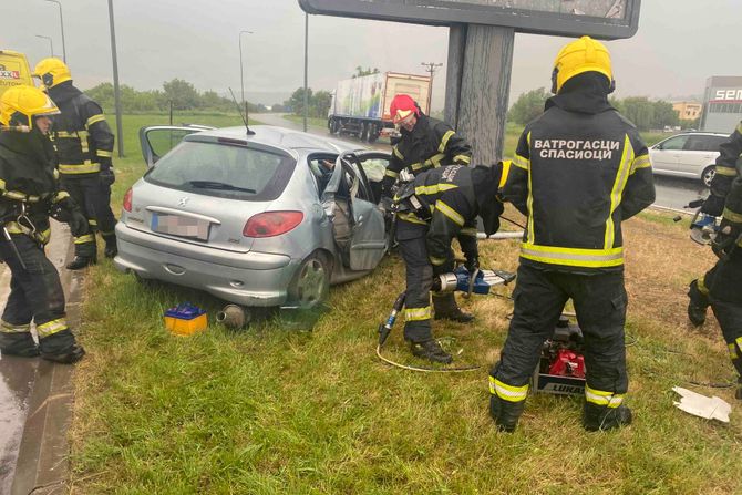 Kragujevac saobraćaj nesreća udes vatrogasci Kragujevac saobraćaj nesreća udes vatrogasci