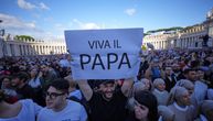 Slavlje u Vatikanu: Na hiljade vernika na Trgu Svetog Petra oduševljeno čeka obraćanje novog pape