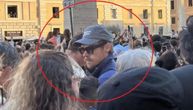 Bez obezbeđenja, u kapuljači i naočarima: Pogledajte ko među narodom čeka novog papu!