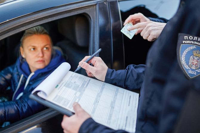 Žena za volanom i saobraćajac, kazna Žena za volanom i saobraćajac, kazna
