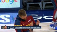 Šta to pokazuješ Nikola? Jokić šutnuo ka košu, okrenuo se ka saigraču, pa sa kezom na licu "počastio" saigrača