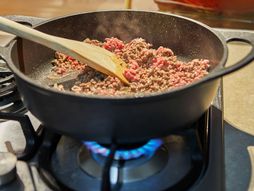 mleveno meso, mleveno meso u tiganju, tiganj, kuhinja, spremanje mesa, spremanje jela