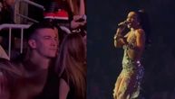 Džehvi prvi put u javnosti sa dečkom, dovela ga na Tein koncert: On je "guta" pogledom dok ona meša na bini!