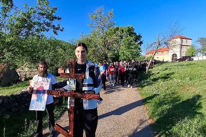 tijana boskovic sa bilecanima na hodocascu prema ostrogu tijana boskovic sa bilecanima na hodocascu prema ostrogu