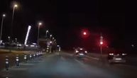 Vozač projurio kroz crveno i zamalo pokosio celu porodicu na pešačkom: Širi se šokantni snimak iz Zagreba