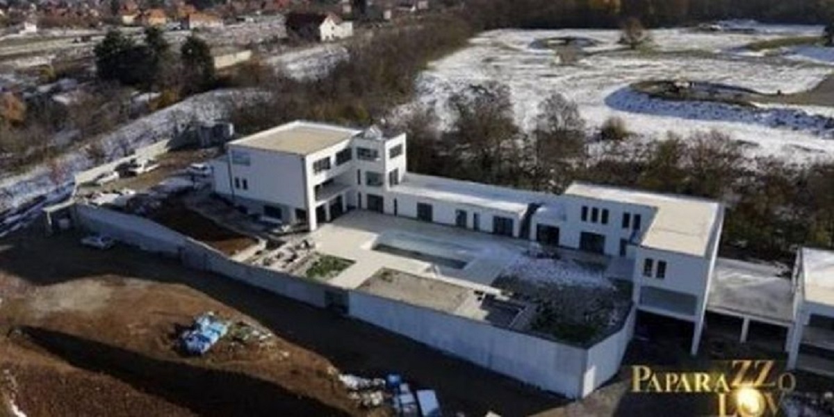 Bazen, fontana i kamin na otvorenom: Mile Kitić i Marta se uselili u vilu na Avali vrednu više od 500.000 evra