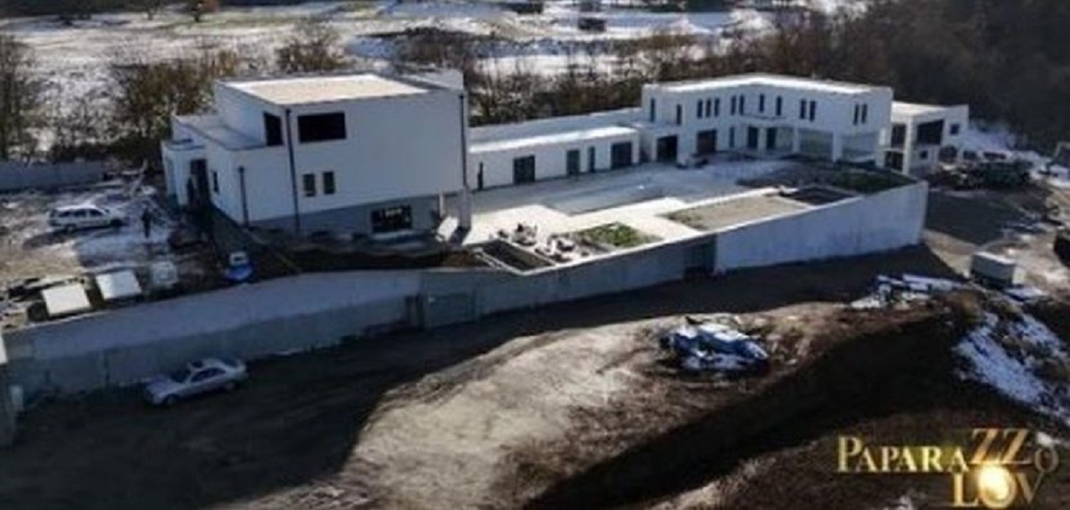 Bazen, fontana i kamin na otvorenom: Mile Kitić i Marta se uselili u vilu na Avali vrednu više od 500.000 evra