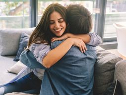 zagrljaj, saosećanje, prijatelji, ljubavni par