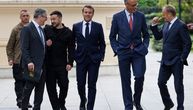 Makron kakvog do sada nismo videli, snimak sve iznenadio: Šta ovo "čuči" u francuskom predsedniku?