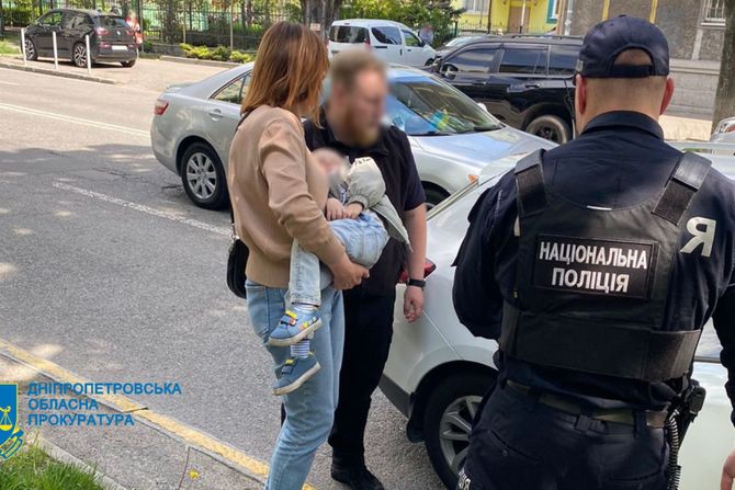 Ukrajina, majka prodavala sina