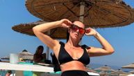 Naša pevačica s pravom je najatraktivnija baka na sceni: Zbog ove fotke u bikiniju muškarcima neće biti dobro