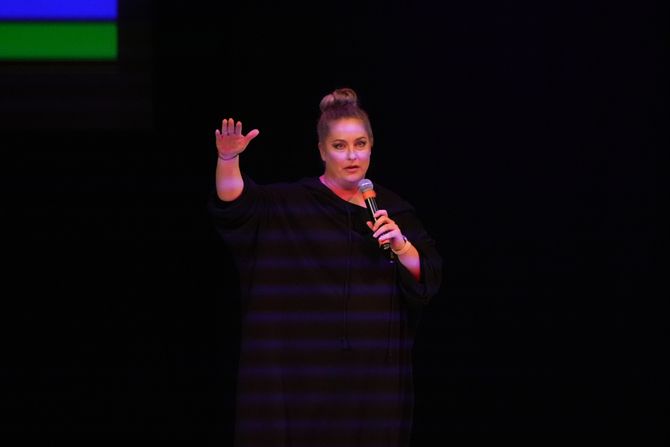 Stendap komedija "Dobro sam ispala" Hristine Popović premijerno izvedena u Domu omladine Beograda Stendap komedija "Dobro sam ispala" Hristine Popović premijerno izvedena u Domu omladine Beograda