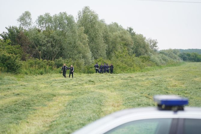 Upao kolima u kanal Preliv Upao kolima u kanal Preliv