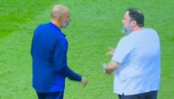 Skandal uživo u prenosu trese Premijer ligu, vlasnik crveno-belih upao na teren i "napao" trenera