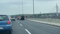 Snimak sa mesta silovitog udesa na mostu na Adi: Ogroman kamen u brzoj traci umalo izazvao tragediju
