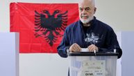 Dok mu zemlja gori, Edi Rama za sve krivi Iran i objavljuje bizarne AI snimke u mini suknji
