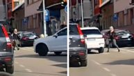 Ko je u pravu? - Vozač ili žena? Neobična situacija u saobraćaju u Novom Sadu izazvala sukob na mrežama