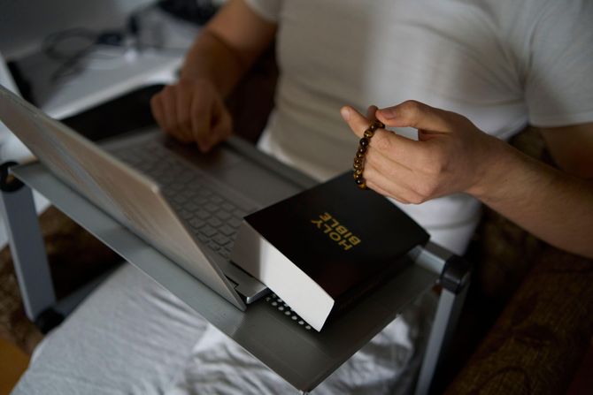 Biblija, internet, laptop Biblija, internet, laptop