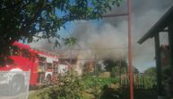Snimci i slike užasa u Surčinu: Vatra guta radionicu punu boja i lakova, komšije u strahu od širenja požara