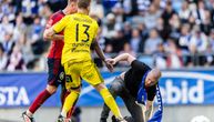Težak skandal: Navijač utrčao na teren i pokušao da nokautira fudbalera, meč momentalno prekinut!