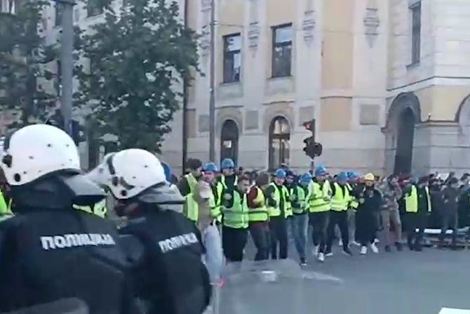 Studenti u blokadi u Nišu ispred zgrade suda, stigla i žandarmerija