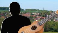 "Čovek sa ukuleleom" mesecima teroriše selo, meštani u strahu: Očuh kaže da je za sve kriva...