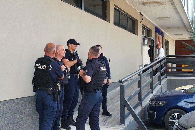 Tzv. kosovska policija upala u Sportsku halu, Kosovska Mitrovica Tzv. kosovska policija upala u Sportsku halu, Kosovska Mitrovica