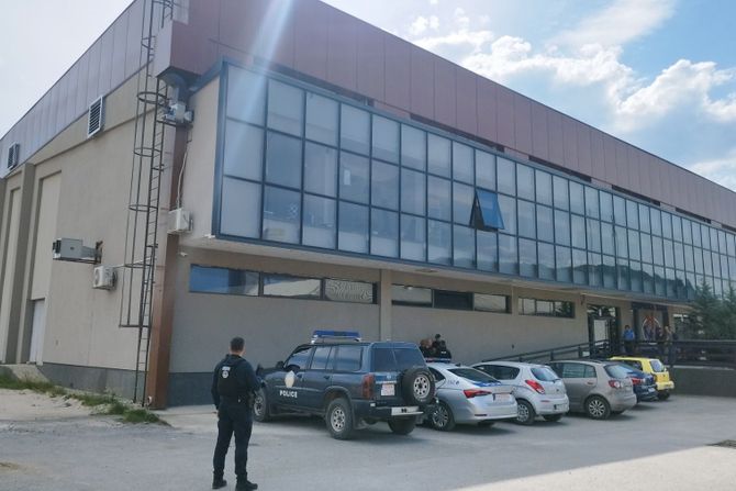 Tzv. kosovska policija upala u Sportsku halu, Kosovska Mitrovica Tzv. kosovska policija upala u Sportsku halu, Kosovska Mitrovica