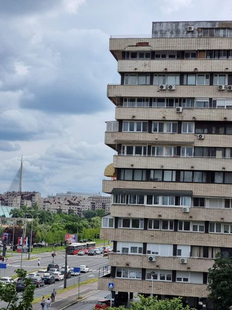 Bulevar Zorana Đinđića, pala fasada, obrušila se fasada, olujni vetar Bulevar Zorana Đinđića, pala fasada, obrušila se fasada, olujni vetar