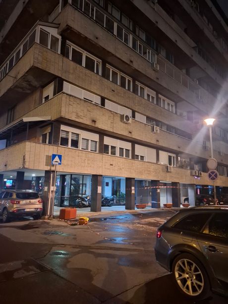 Bulevar Zorana Đinđića, pala fasada, obrušila se fasada, olujni vetar Bulevar Zorana Đinđića, pala fasada, obrušila se fasada, olujni vetar