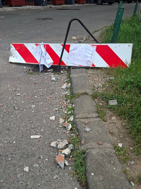 Bulevar Zorana Đinđića, pala fasada, obrušila se fasada, olujni vetar Bulevar Zorana Đinđića, pala fasada, obrušila se fasada, olujni vetar