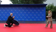 Šou u Tirani: Rama na kolenima dočekao Đorđu Meloni, snimak kruži mrežama