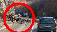 Ogromni odron na putu kod Prijepolja, kamenje zamalo zatrpalo automobil: "Samo što nismo udarili u stenu"